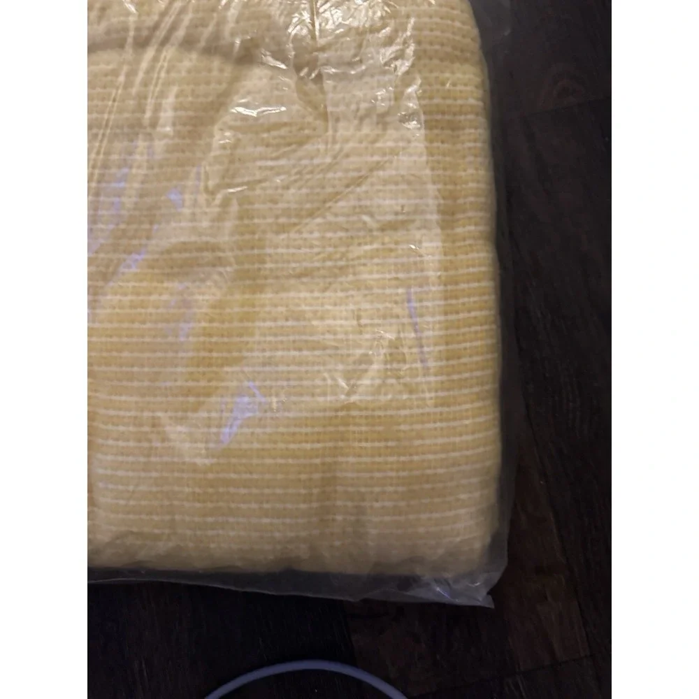 Beacon 100% poly Thermal Blanket NEW 72 x 90